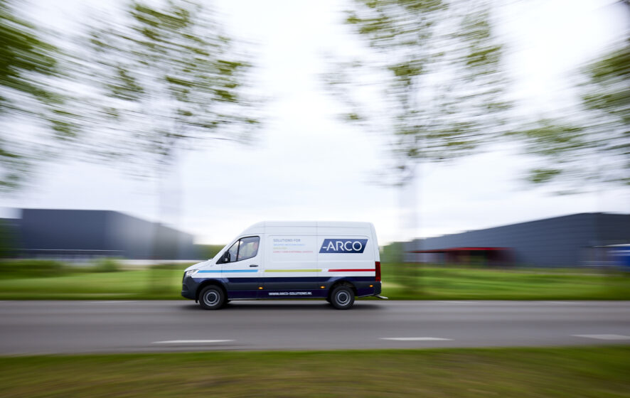 ARCO medewerker onderweg in een busje